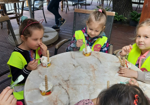 Dziewczynki jedzą lody.